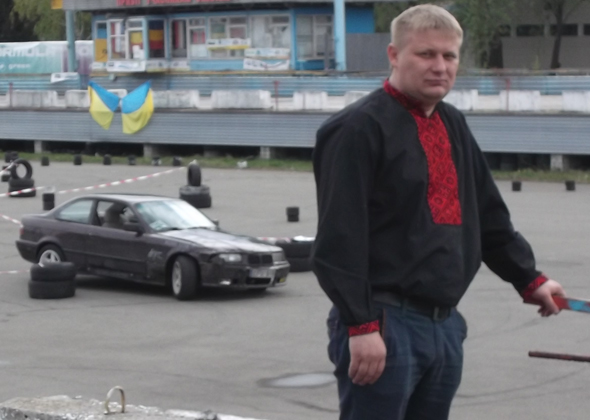 Автомобильный слалом в Киеве в поддержку раненых солдат АТО