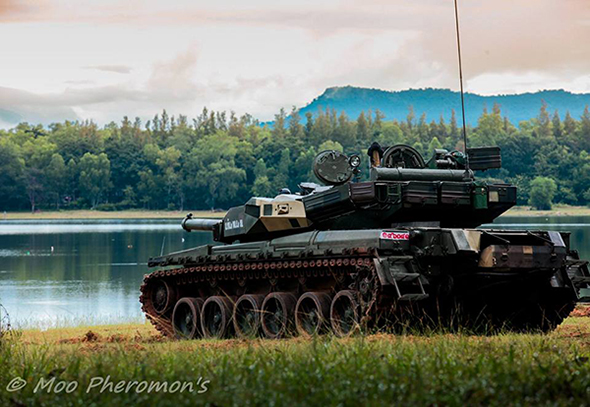 Фото: Украинский танк стал моделью для красивой фотосессии в тропиках