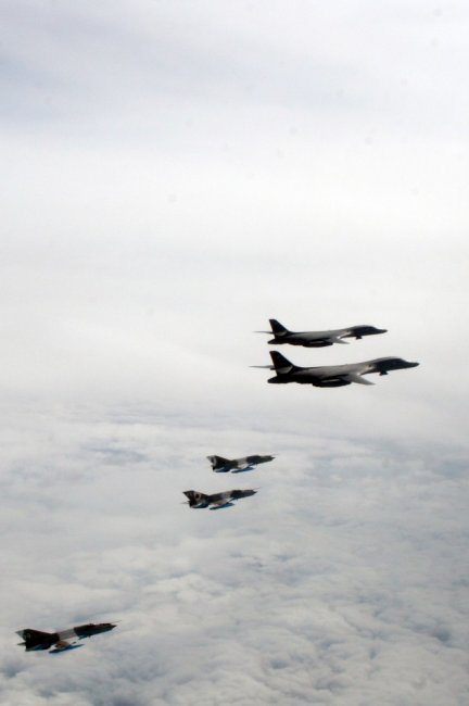 Американские стратегические бомбардировщики В-1В пролетели над территорией Украины