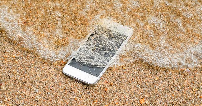 Телефон упал в воду: как спасти устройство