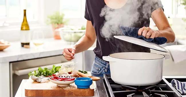 Вкусно, практично и красиво: преимущества чугунной кастрюли Вкусно, практично и красиво: преимущества чугунной кастрюли