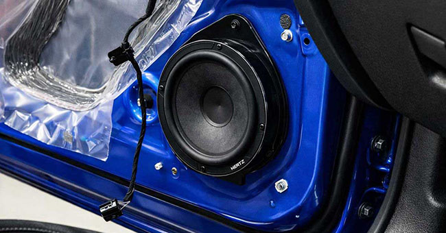 Модернізована автомобільна акустика з новими динаміками та підсилювачем у дверях авто